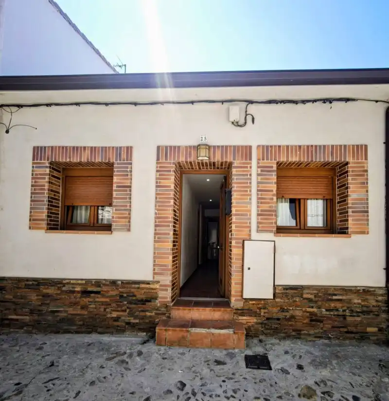 Vista exterior de Casa o xalet en venda en El Espinar amb Calefacció i Jardí privat