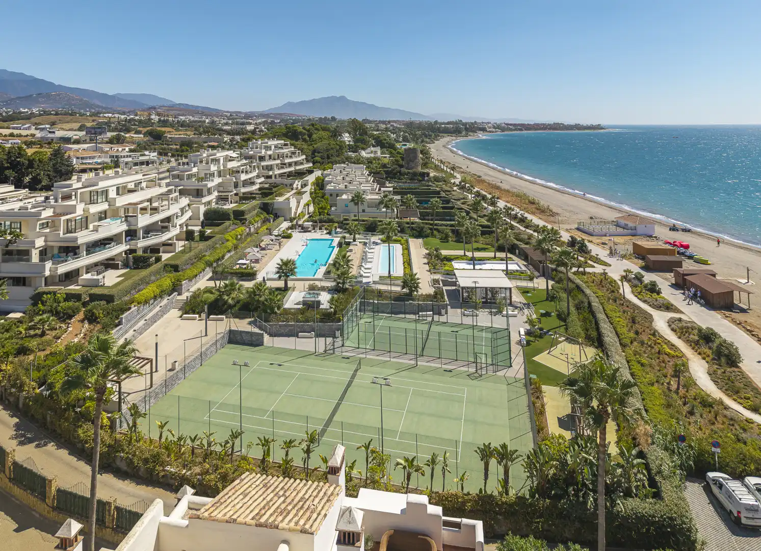 Außenansicht von Wohnungen zum Verkauf in Estepona mit Klimaanlage, Terrasse und Schwimmbad