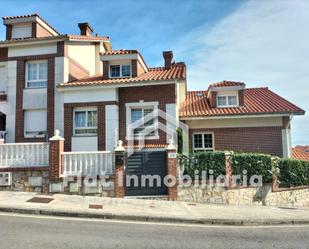 Vista exterior de Casa o xalet en venda en Castro-Urdiales amb Calefacció, Jardí privat i Parquet