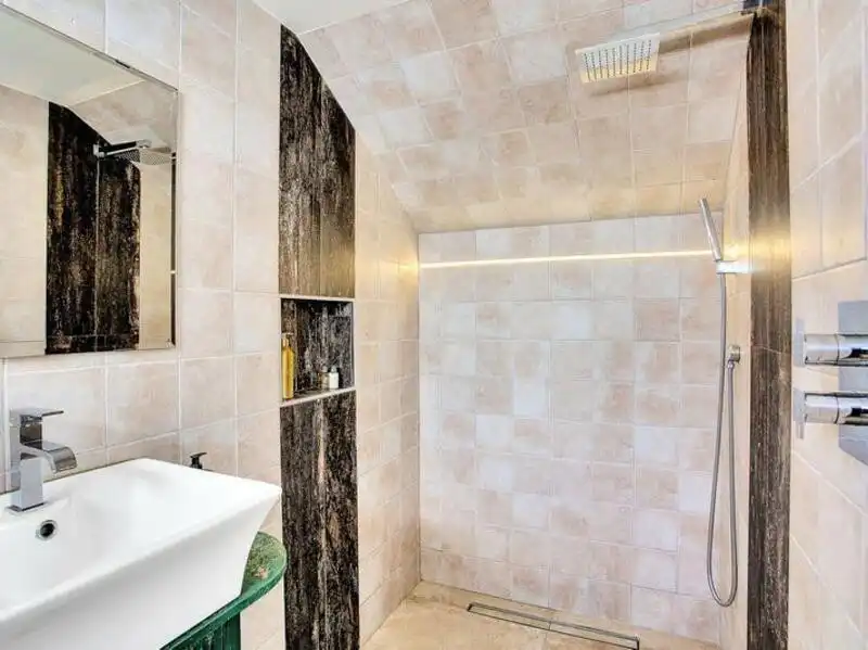 Bany de Casa o xalet de lloguer en Marbella amb Aire condicionat, Jardí privat i Terrassa