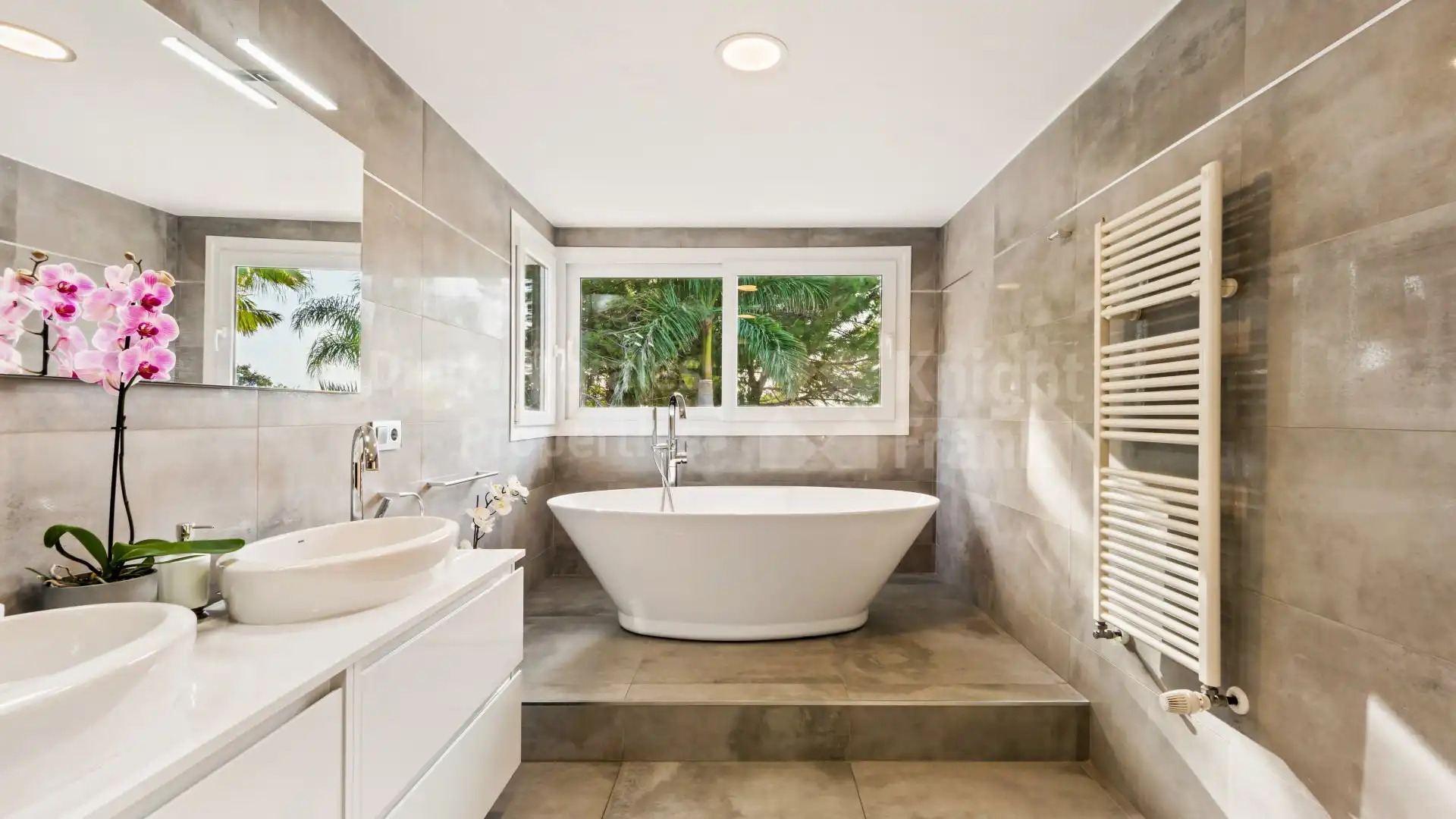 Baño de Casa o chalet en venta en Marbella con Aire acondicionado, Jardín privado y Terraza
