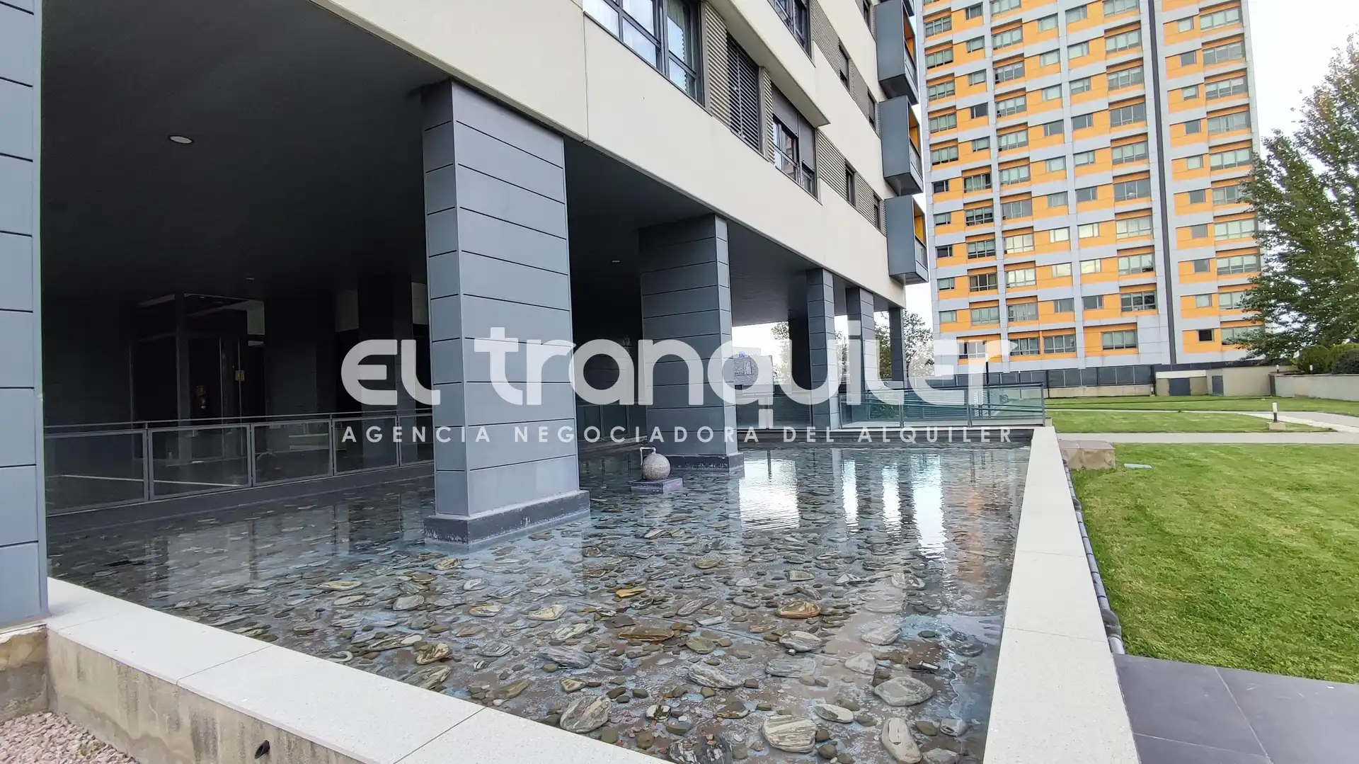 Exterior view of Study for rent in Madrid  with Air Conditioner, Parquet flooring and Swimming Pool