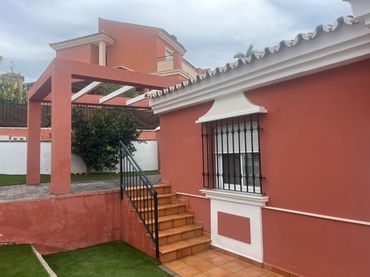 Casa aparellada amb piscina en venda a Calle Cariñena 22C