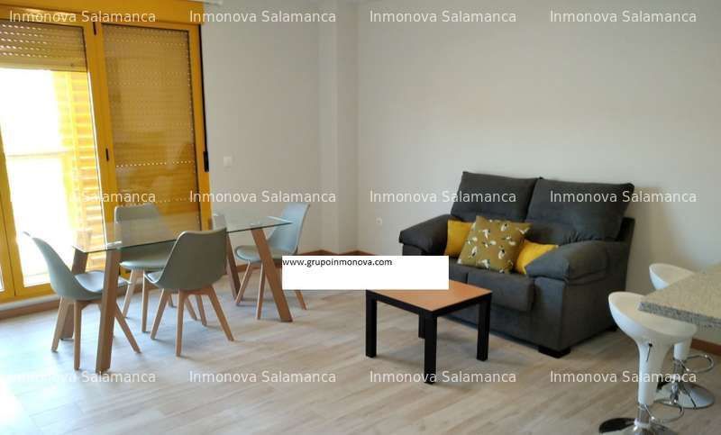 Sala d'estar de Pis en venda en Salamanca Capital amb Calefacció, Traster i Moblat