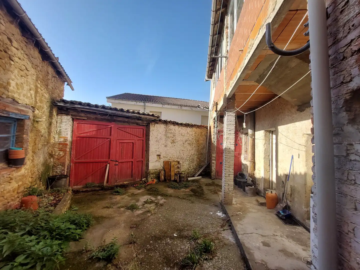 Vista exterior de Casa o xalet en venda en Boñar amb Calefacció, Jardí privat i Terrassa