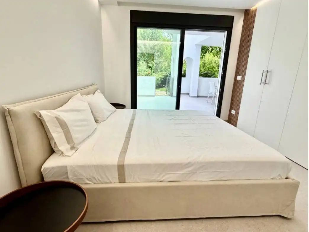 Dormitori de Planta baixa en venda en Estepona amb Aire condicionat, Jardí privat i Terrassa