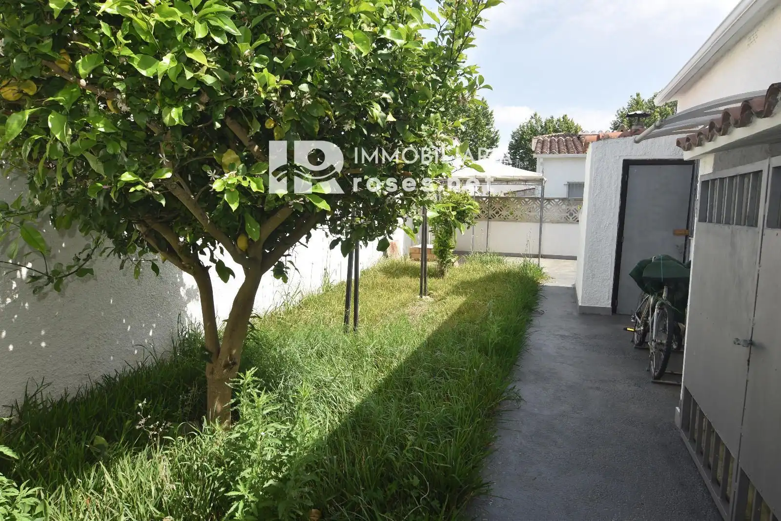 Exterior view of Houses for sale in Empuriabrava  with Air Conditioner