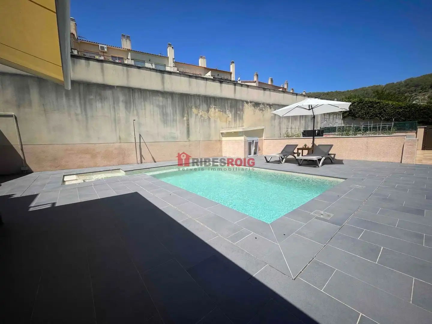 Piscina de Casa adosada en venda en Olivella amb Aire condicionat, Calefacció i Jardí privat