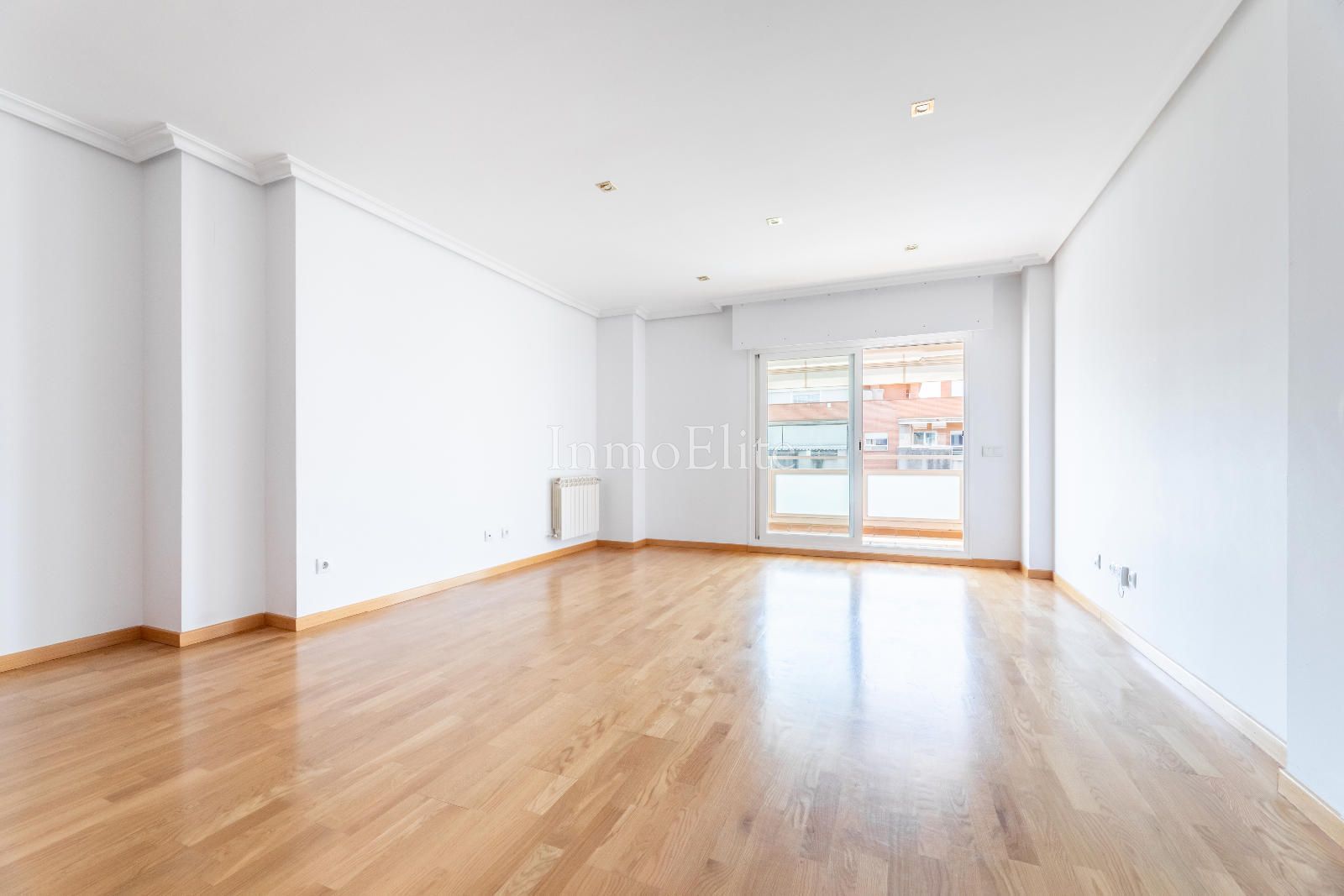Living room of Flat for sale in Pozuelo de Alarcón  with Air Conditioner, Heating and Parquet flooring