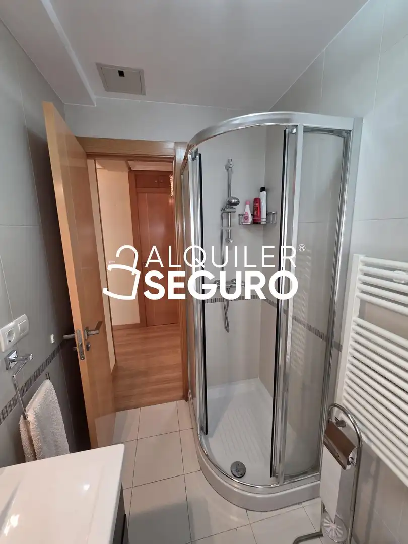 Baño de Piso de alquiler en Burgos con Calefacción, Terraza y Amueblado