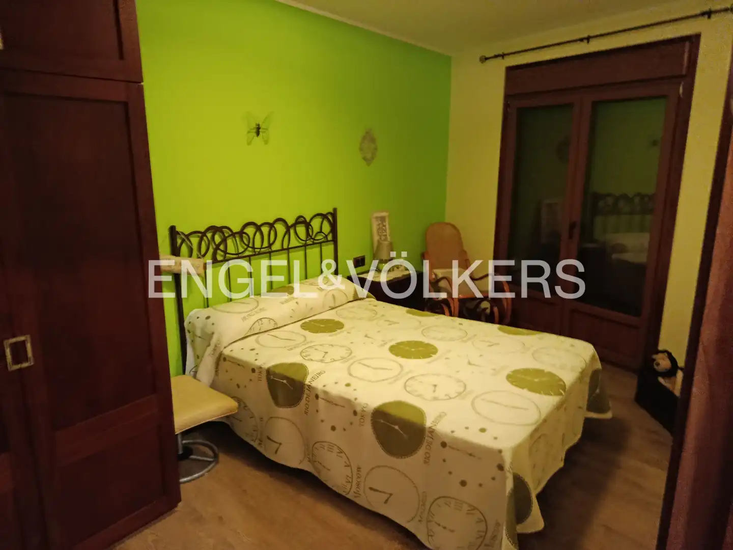 Dormitori de Casa adosada en venda en Navarredonda y San Mamés amb Calefacció, Parquet i Moblat