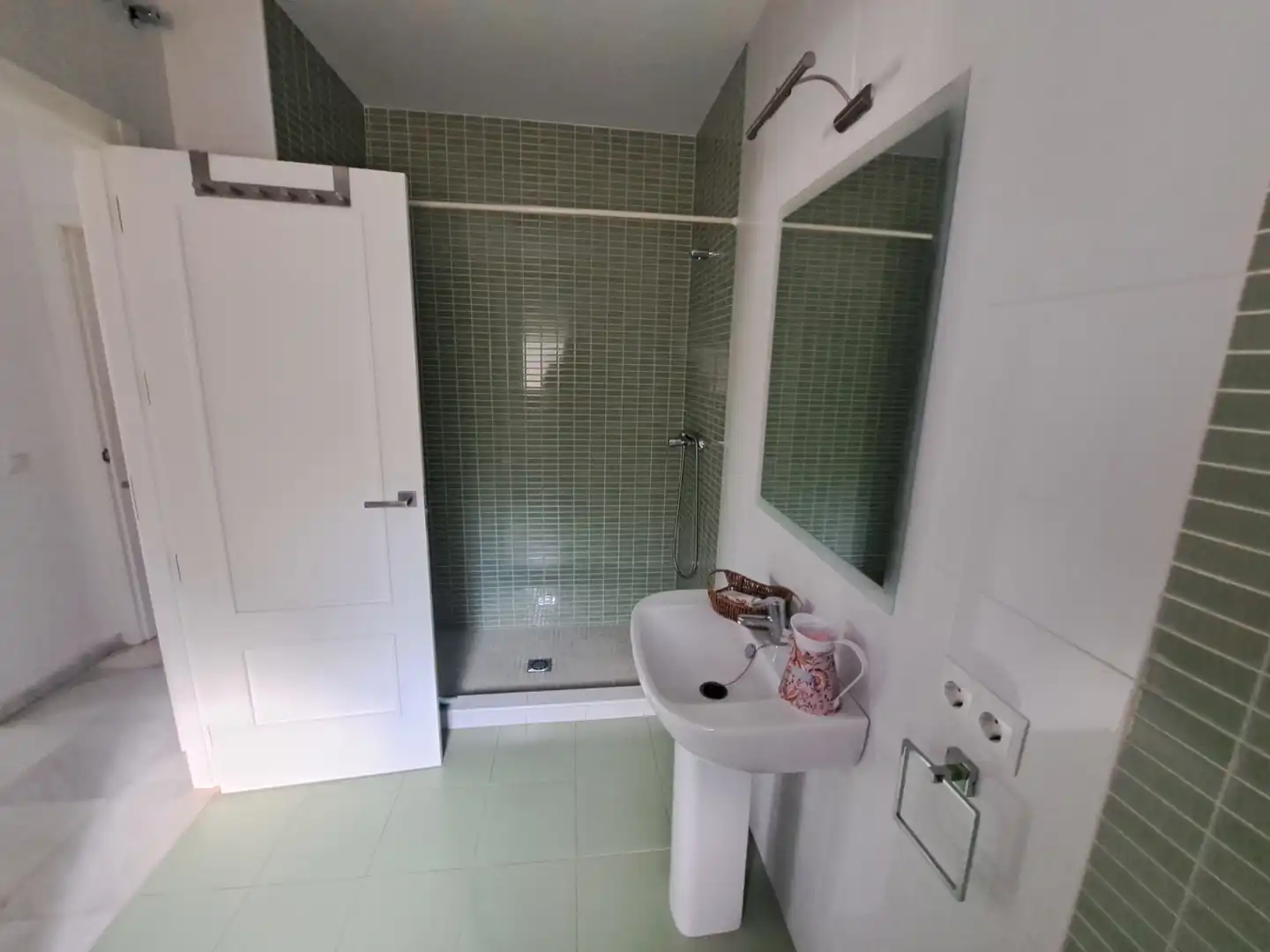 Bany de Casa o xalet en venda en Dos Hermanas amb Aire condicionat, Jardí privat i Terrassa