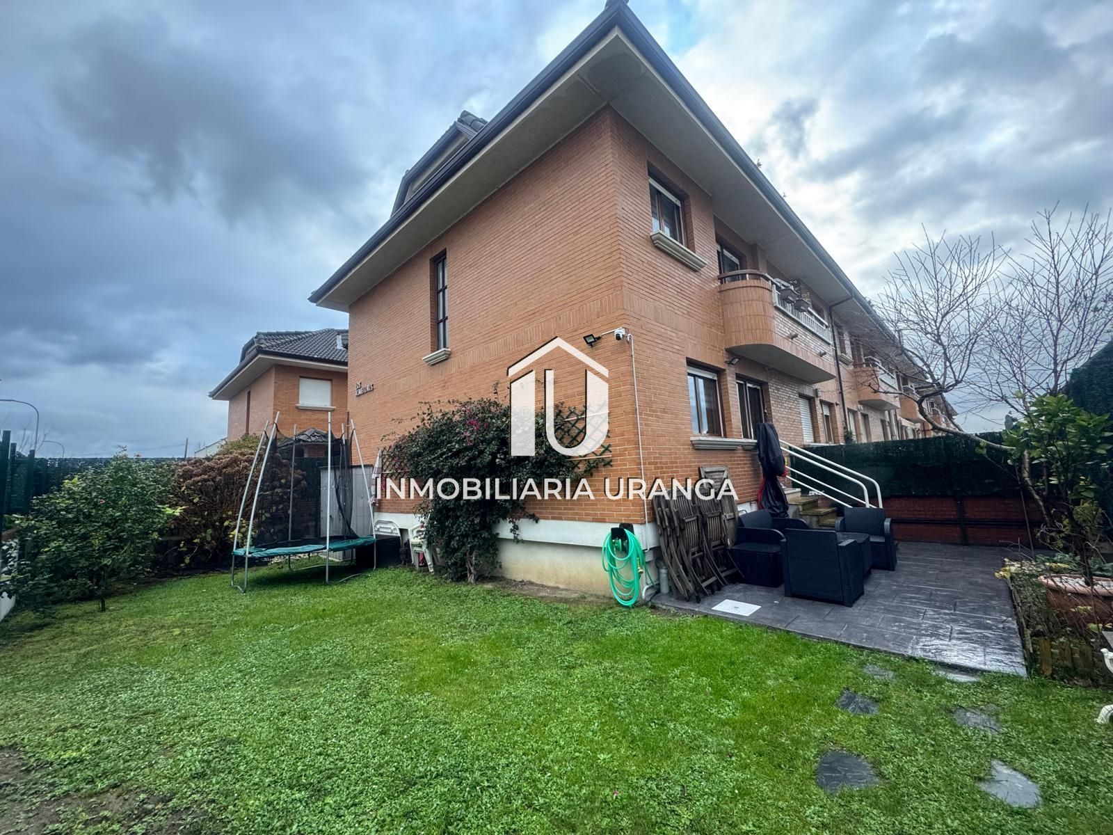 Vista exterior de Casa o xalet en venda en Laredo amb Calefacció, Jardí privat i Terrassa