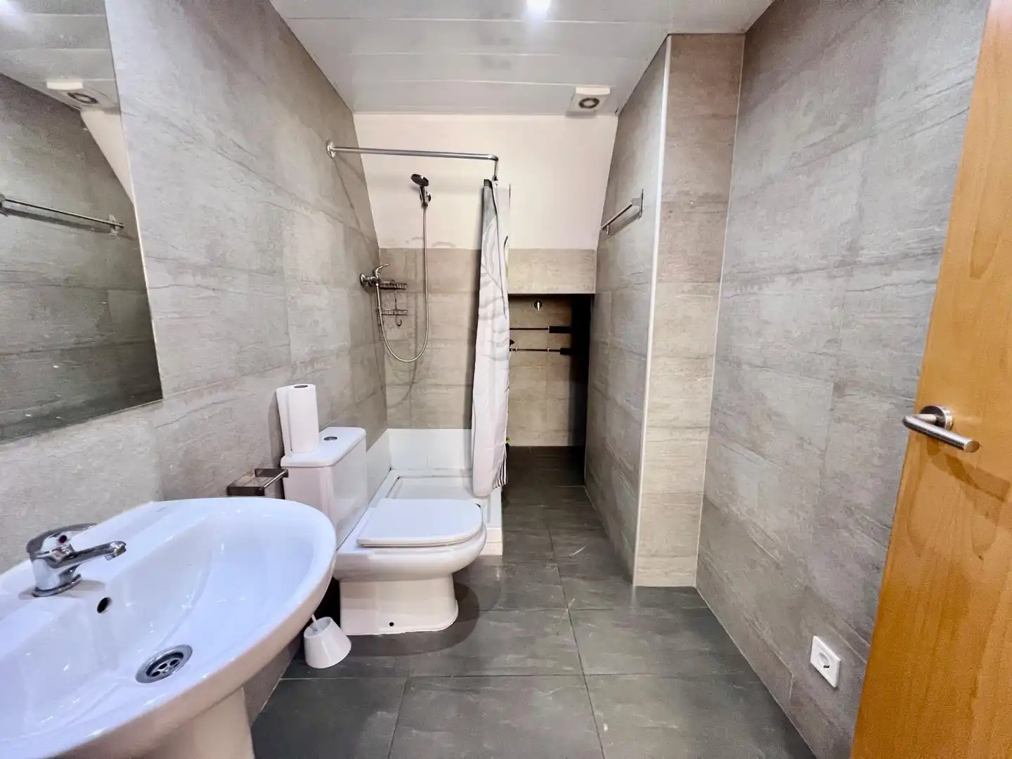 Bathroom of Attic for rent in Sabadell  with Air Conditioner, Heating and Parquet flooring
