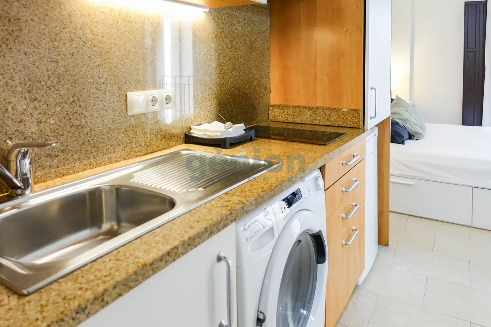 Cuina de Apartament en venda en Girona amb Aire condicionat, Calefacció i Moblat