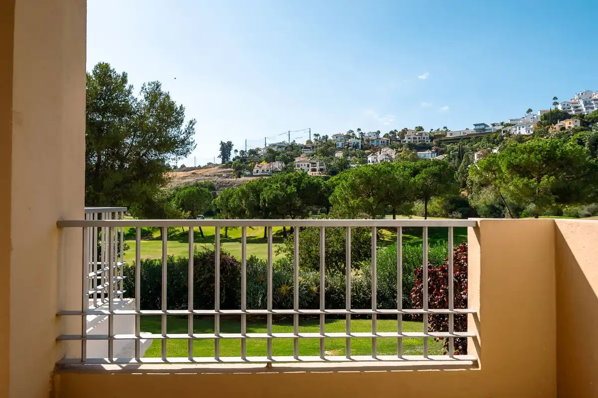 Vista exterior de Apartament en venda en Benahavís amb Aire condicionat, Terrassa i Alarma