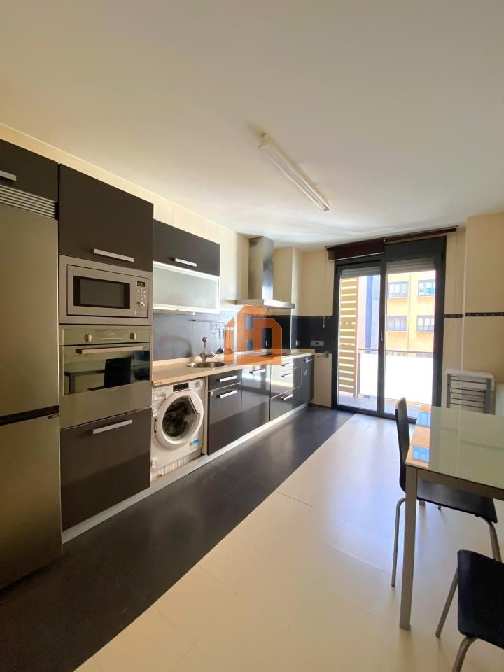 Cuina de Dúplex en venda en León Capital  amb Calefacció, Terrassa i Traster