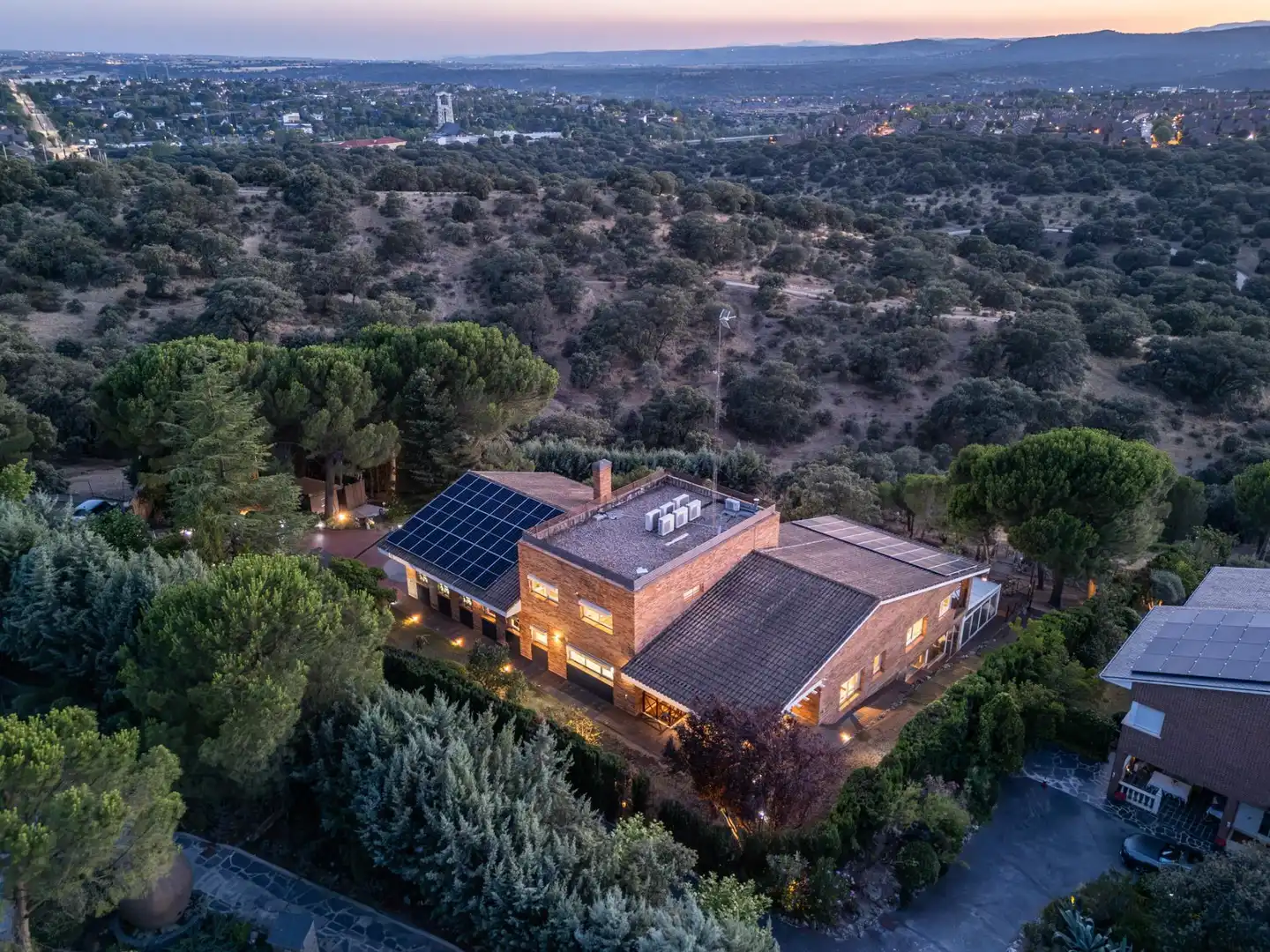 Vista exterior de Casa o xalet en venda en Las Rozas de Madrid amb Aire condicionat, Calefacció i Jardí privat