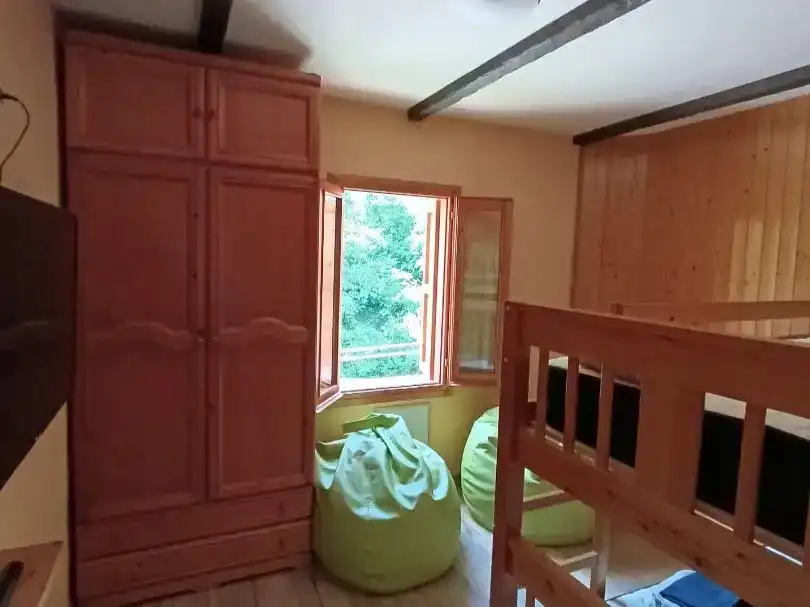 Schlafzimmer von Wohnungen zur Miete in Ogassa mit Parkett und Möbliert