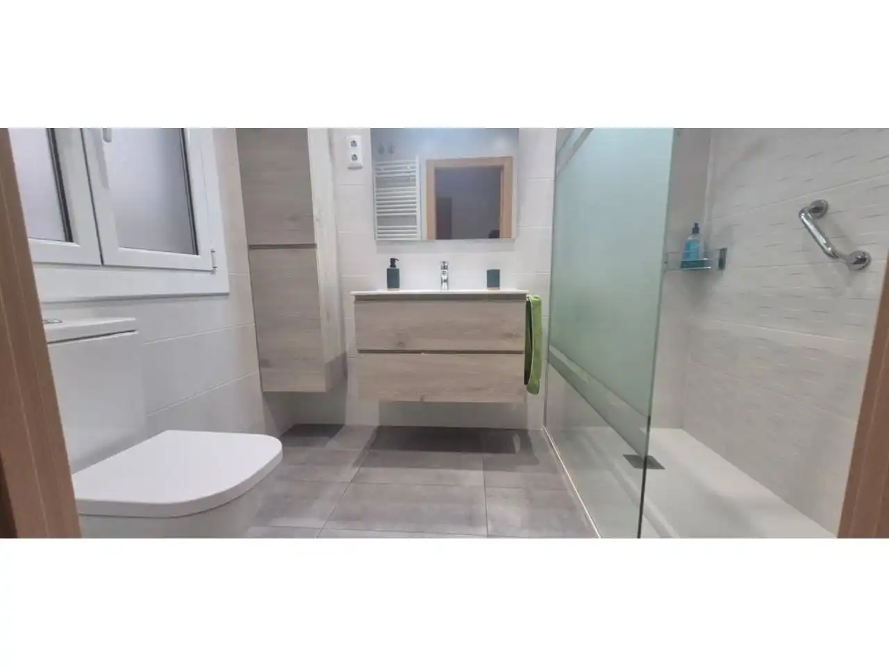 Badezimmer von Einfamilien-Reihenhaus zum Verkauf in L'Hospitalet de Llobregat mit Klimaanlage, Heizung und Parkett