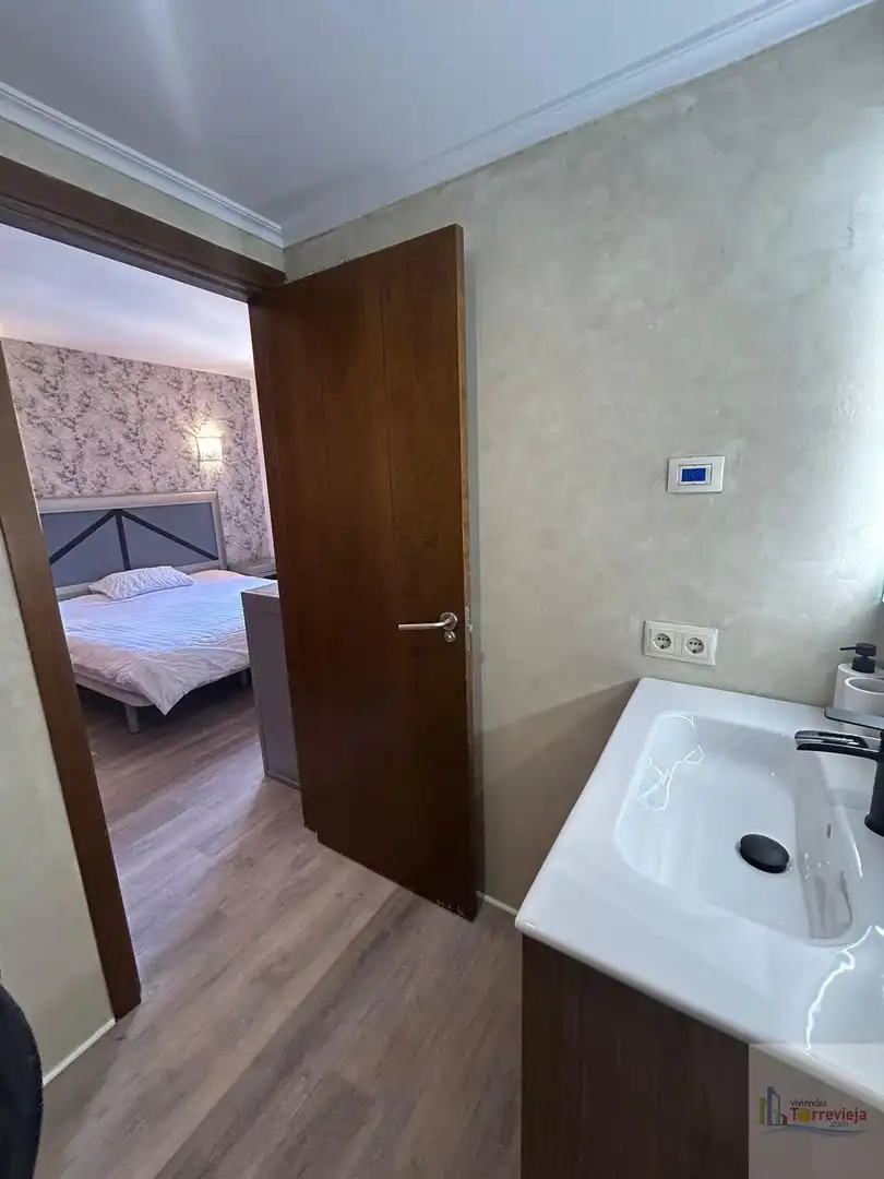 Bany de Apartament de lloguer en Torrevieja amb Aire condicionat, Calefacció i Terrassa