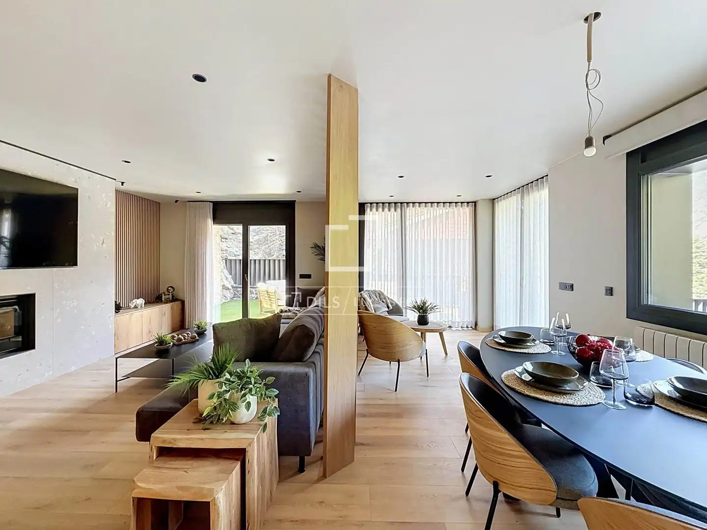 Sala d'estar de Casa o xalet en venda en Madrid amb Calefacció, Jardí privat i Parquet