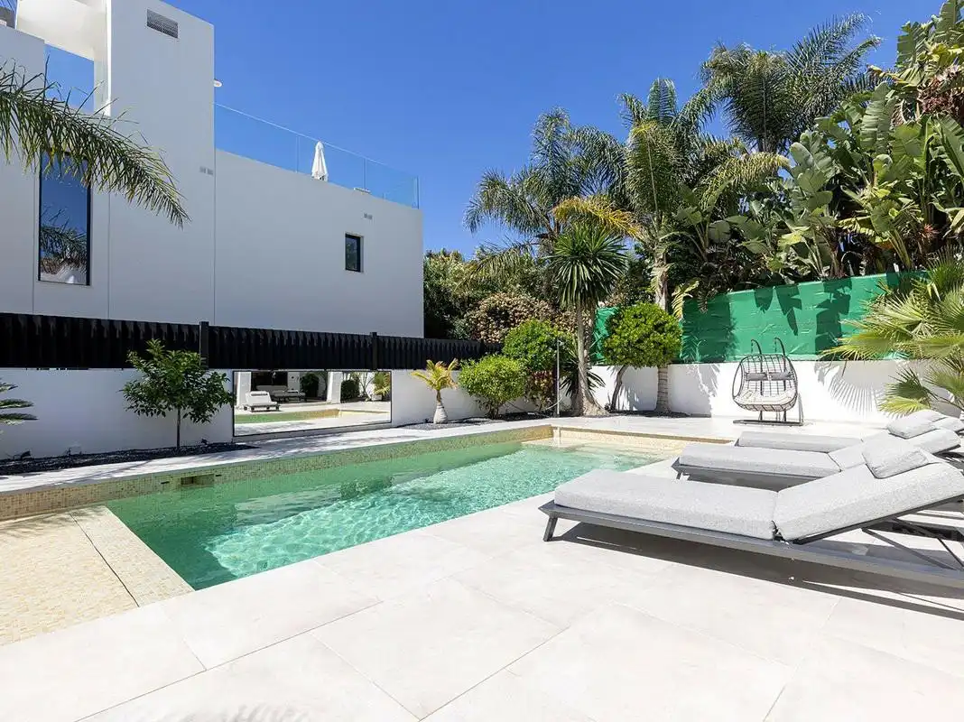 Schwimmbecken von Haus oder Chalet zur Miete in Marbella mit Klimaanlage, Privatgarten und Terrasse