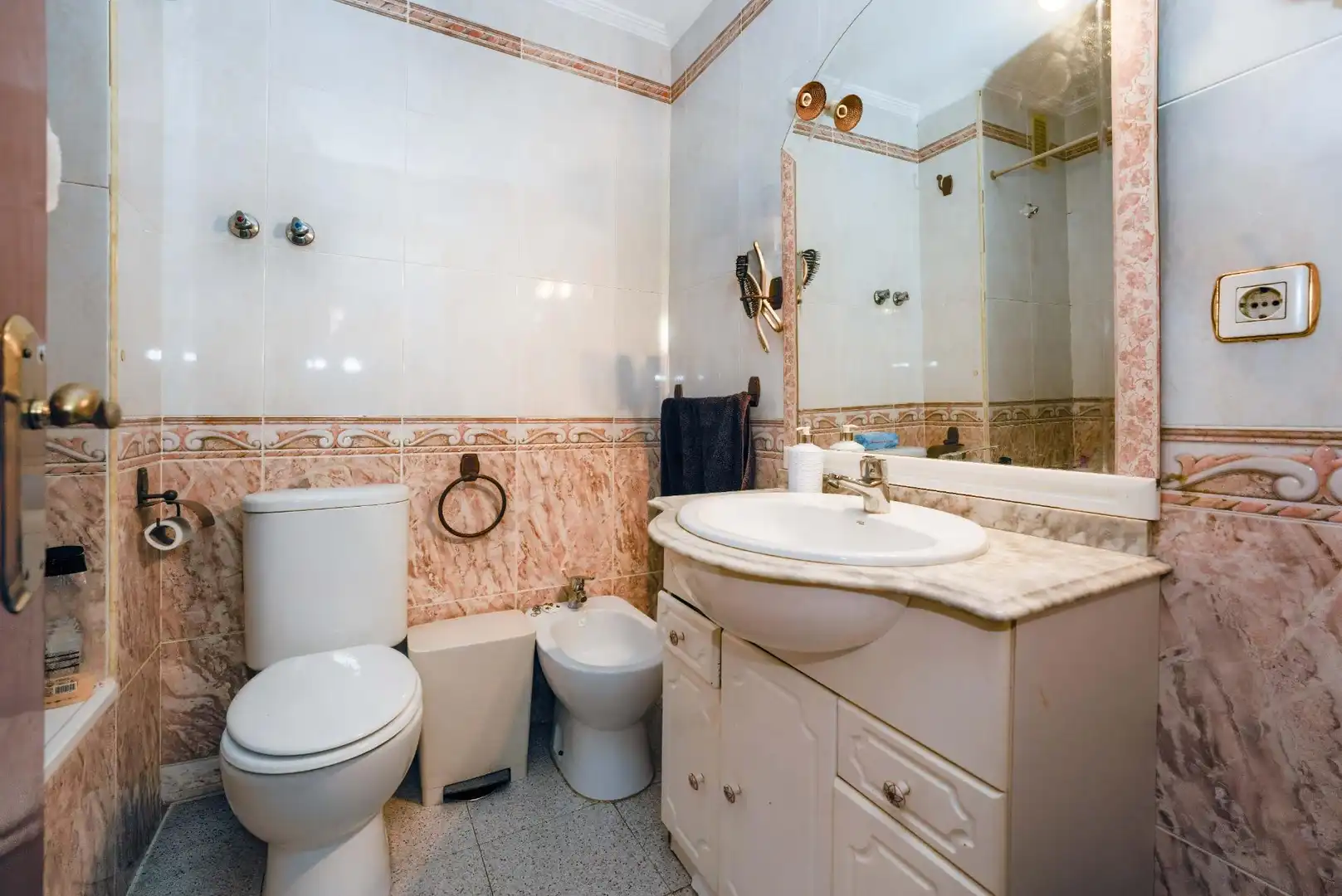 Badezimmer von Einfamilien-Reihenhaus zum Verkauf in Bormujos