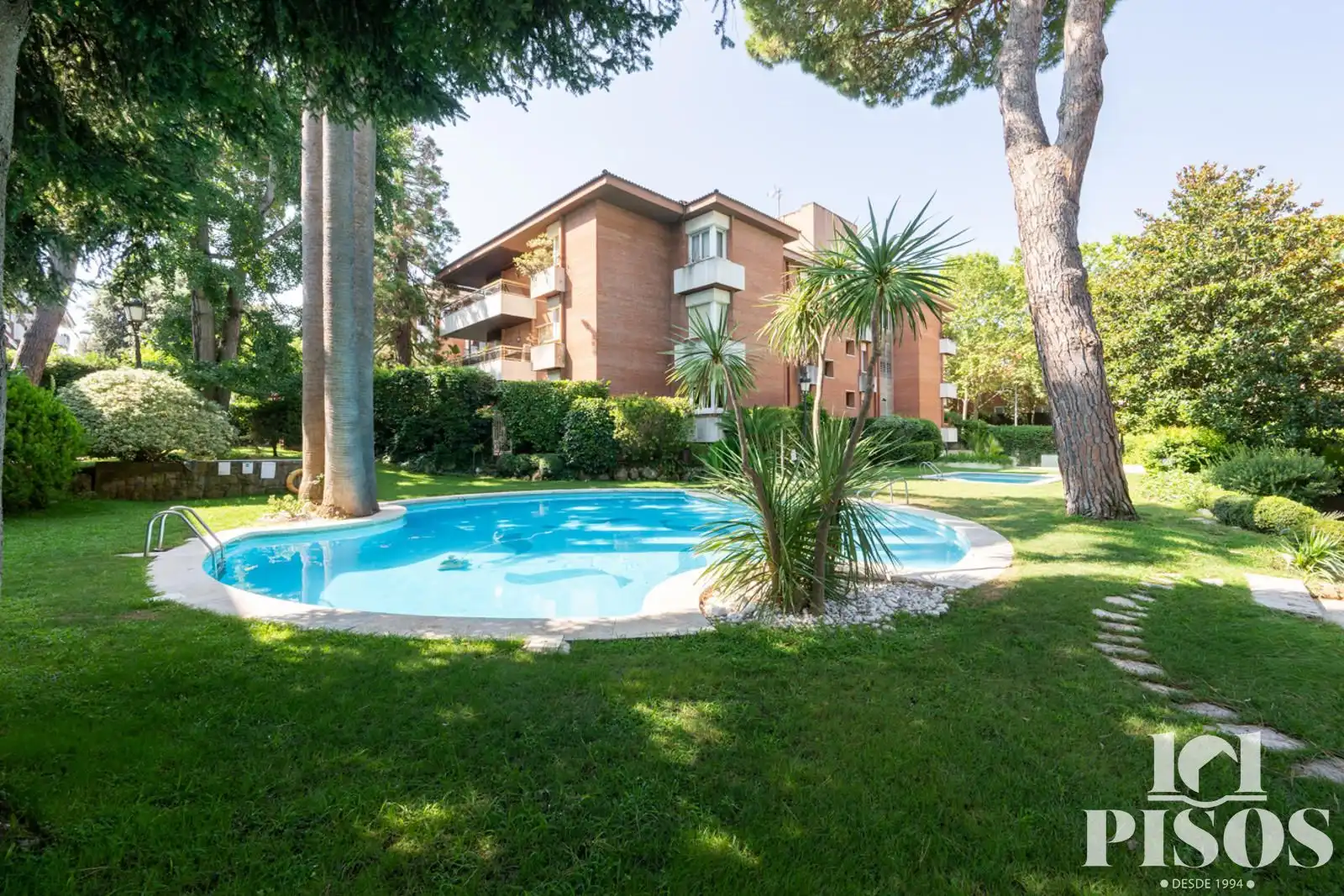Swimming pool of Flat for sale in Sant Cugat del Vallès  with Air Conditioner, Heating and Private garden