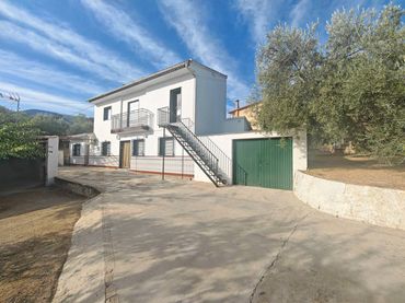 Detached house with garden for sale in Loja