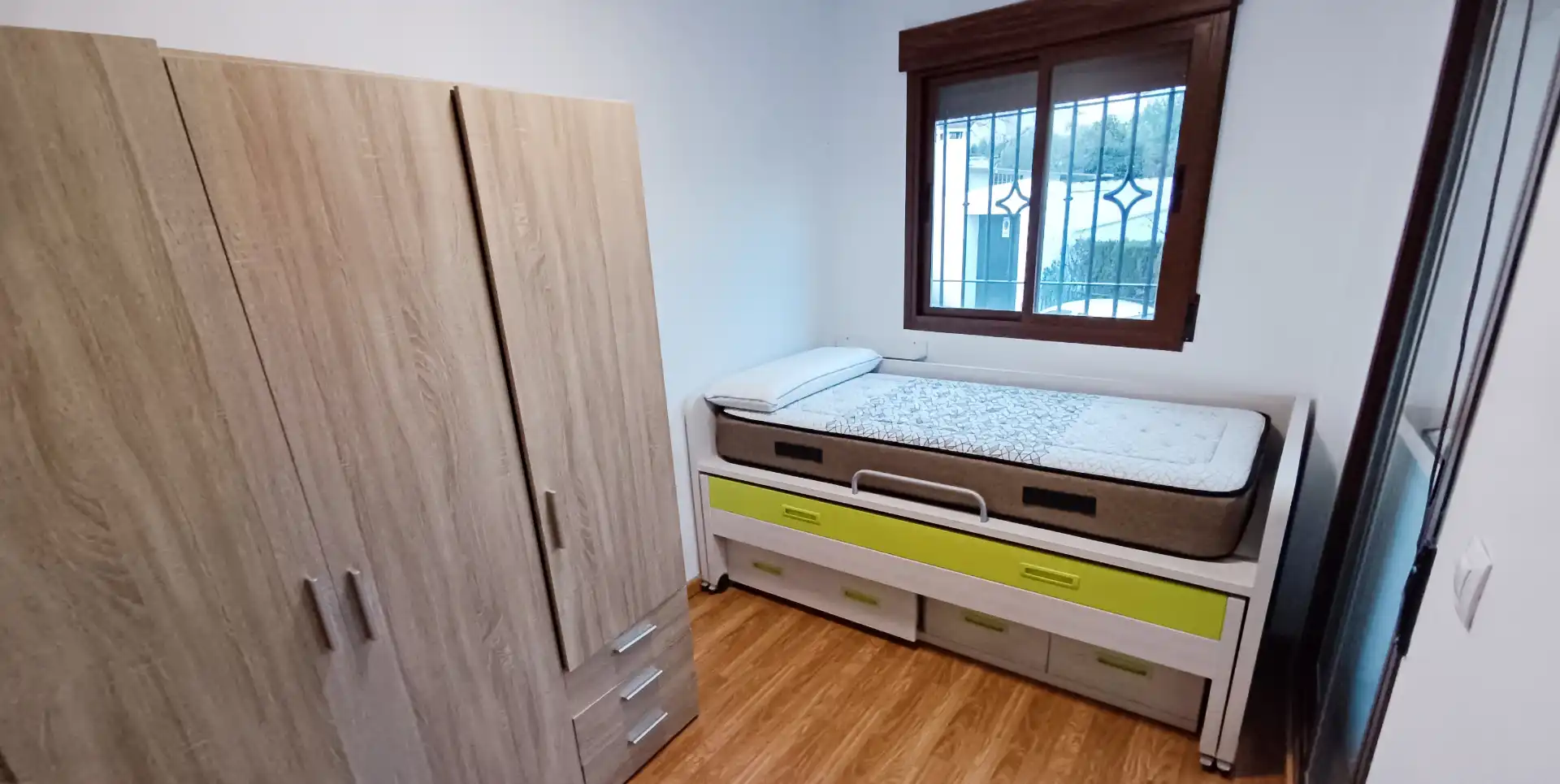 Habitación de Piso de alquiler en La Zubia con Aire acondicionado, Amueblado y Balcón