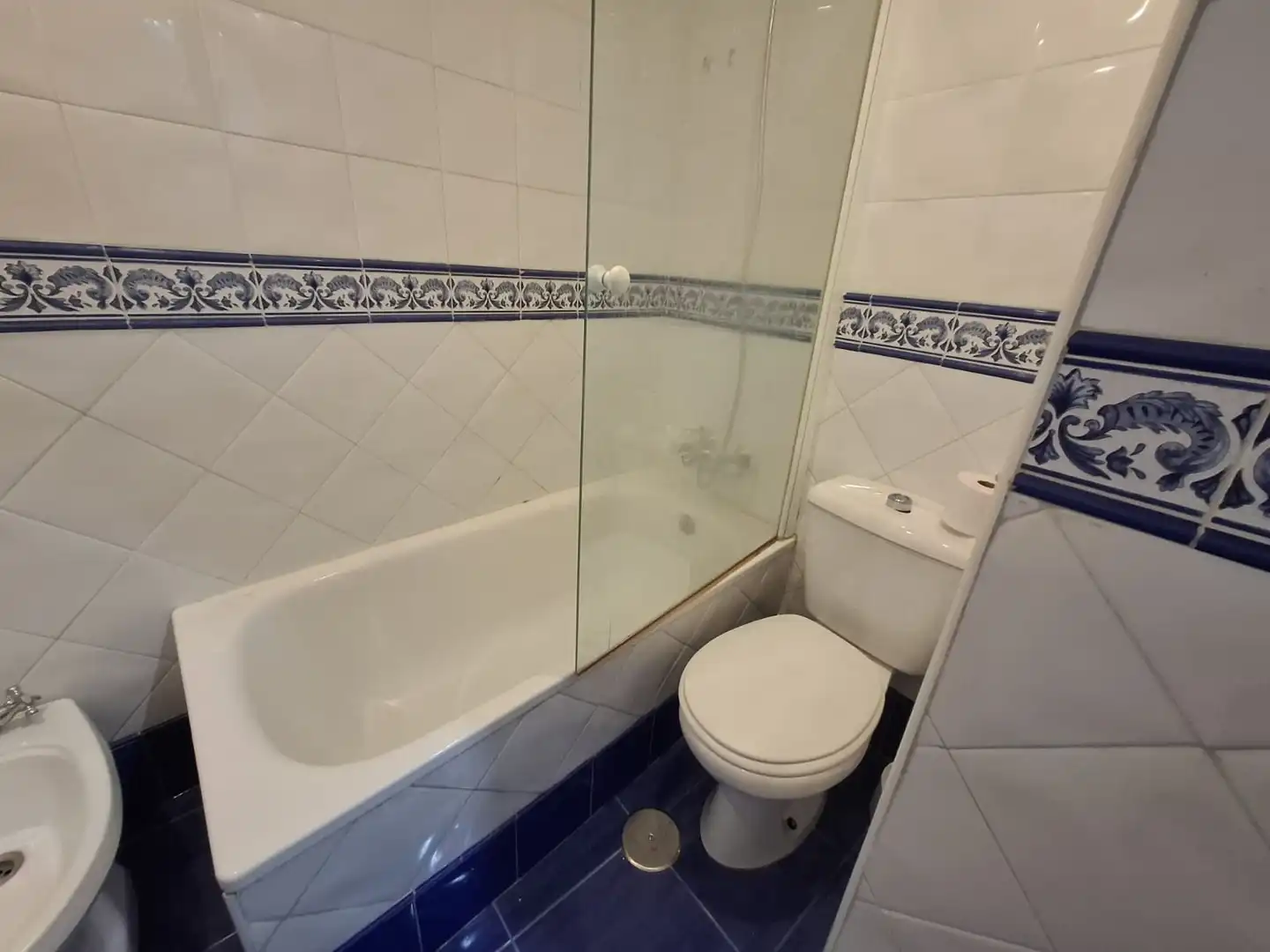 Badezimmer von Wohnungen zur Miete in Torremolinos mit Terrasse, Abstellraum und Möbliert