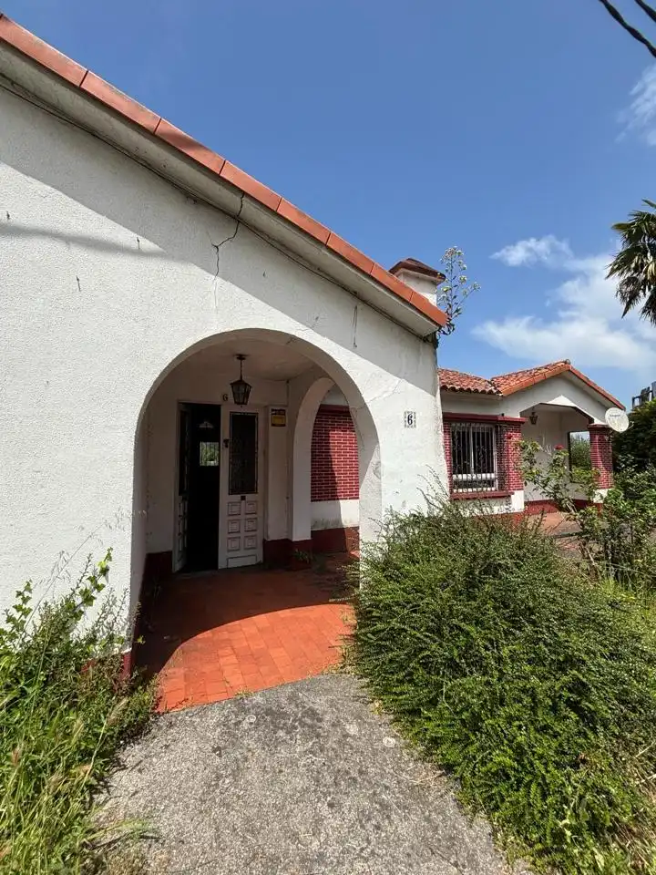 Vista exterior de Casa o xalet en venda en Betanzos amb Calefacció, Jardí privat i Terrassa
