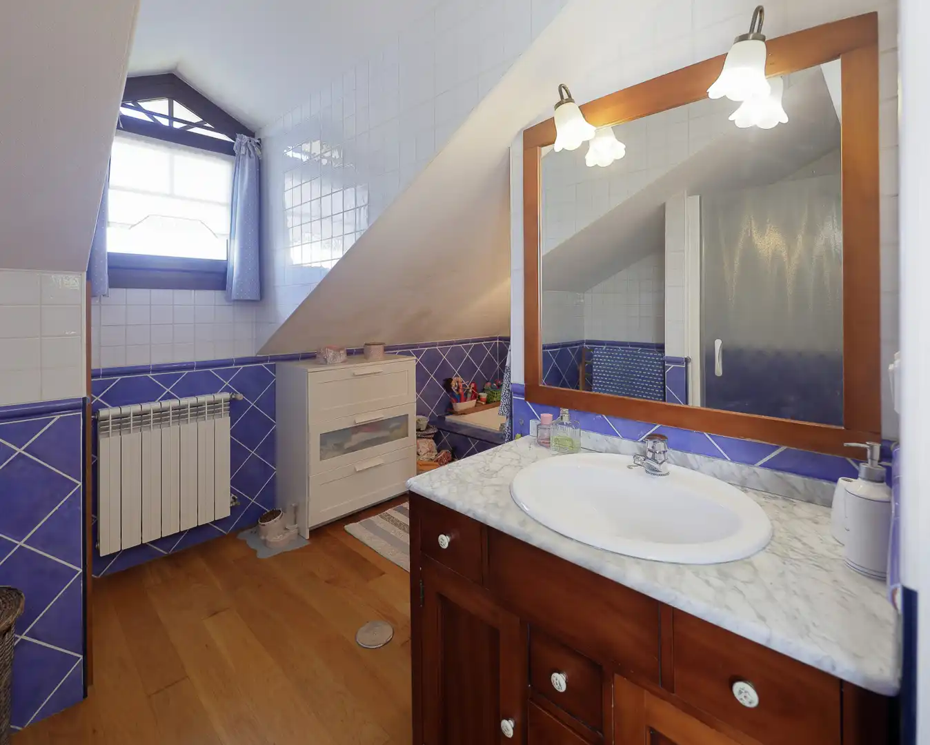 Bany de Casa o xalet en venda en Gijón  amb Calefacció, Jardí privat i Parquet