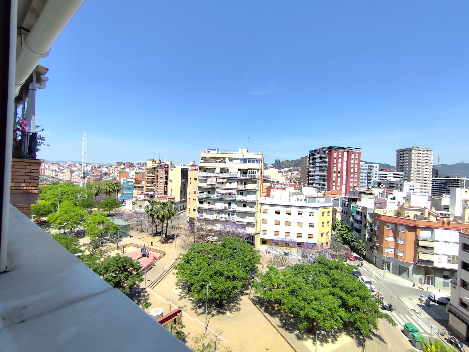Vista exterior de Àtic en venda en L'Hospitalet de Llobregat amb Calefacció
