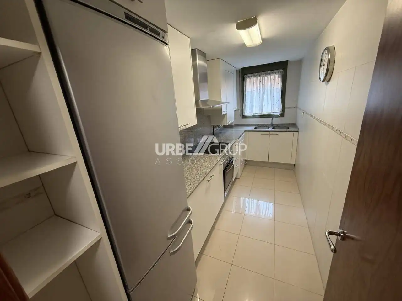 Flat for rent in Calle CISTERNA, Barri del Centre