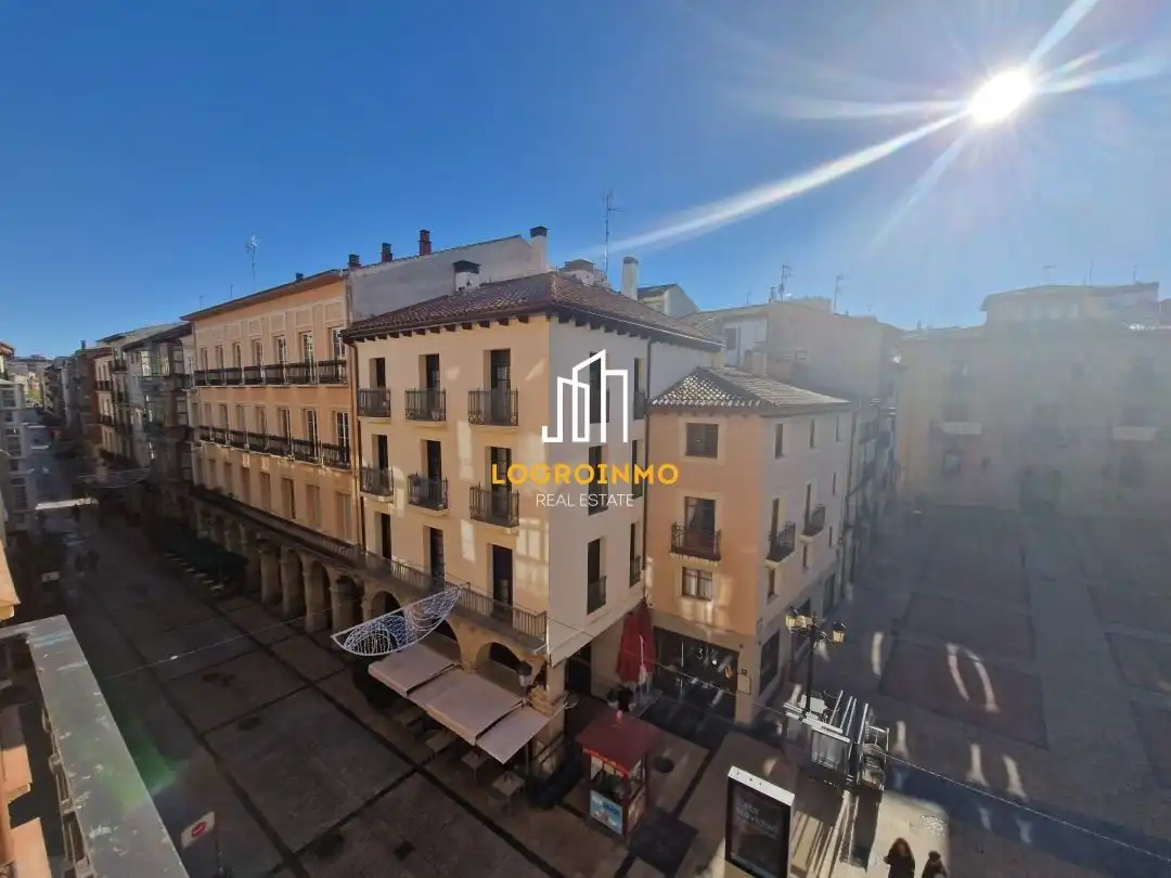 Vista exterior de Piso de alquiler en  Logroño con Calefacción y Balcón