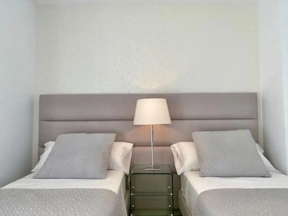 Dormitori de Casa o xalet de lloguer en Estepona amb Aire condicionat, Jardí privat i Terrassa