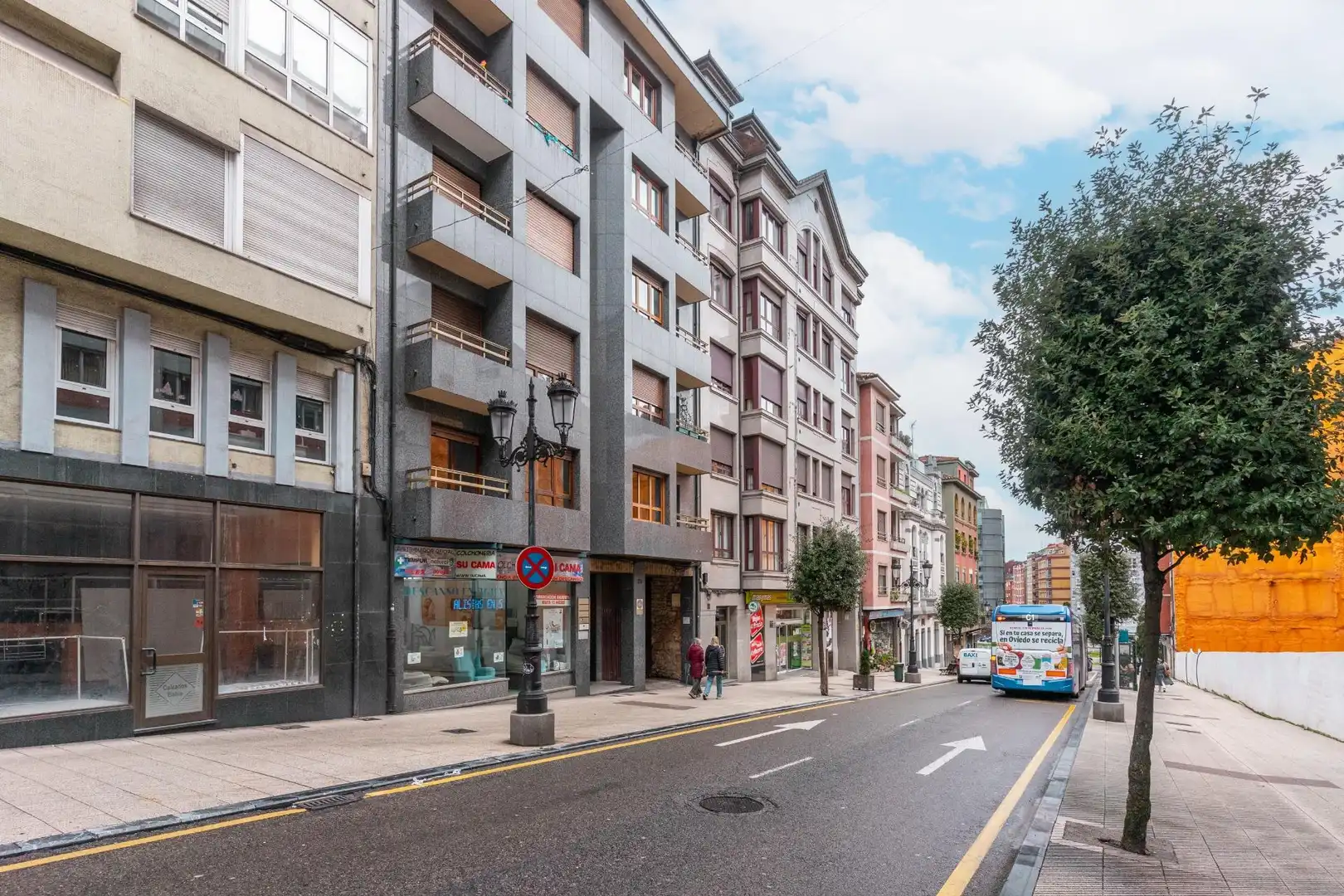 Vista exterior de Pis en venda en Oviedo  amb Parquet, Moblat i Jacuzzi