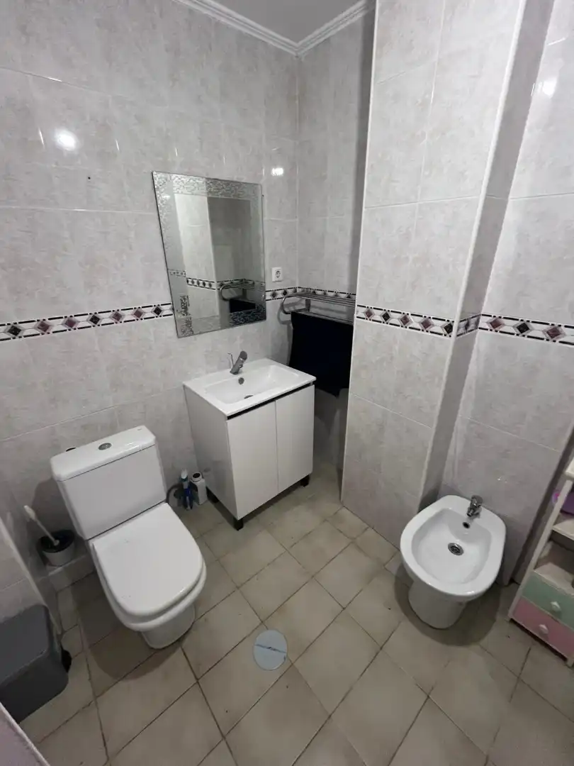 Baño de Piso de alquiler en Almería con Aire acondicionado, Terraza y Amueblado