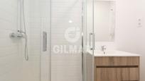 Bathroom of Flat for sale in  Madrid Capital  with Air Conditioner, Heating and Oven