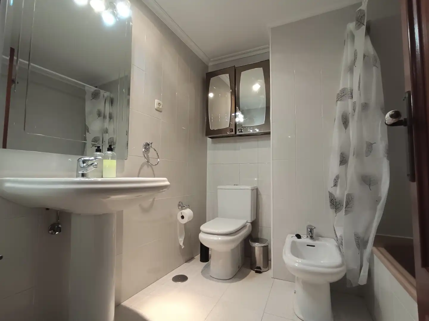 Badezimmer von Wohnung zur Miete in Gijón  mit Heizung, Abstellraum und Möbliert