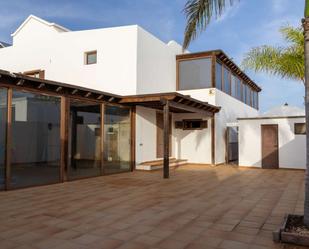 Vista exterior de Casa o xalet en venda en Teguise amb Jardí privat, Terrassa i Piscina