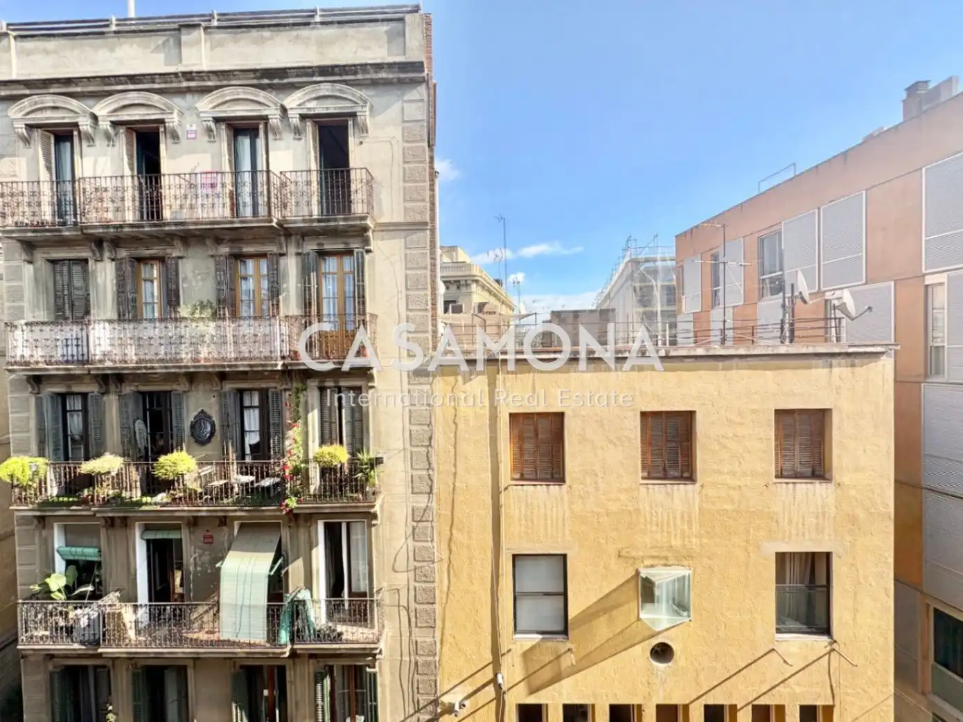 Außenansicht von Maisonette zum Verkauf in Barcelona mit Klimaanlage, Terrasse und Balkon