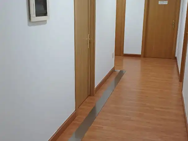Büro zur Miete in Burgos mit Heizung, Internet und Alarm
