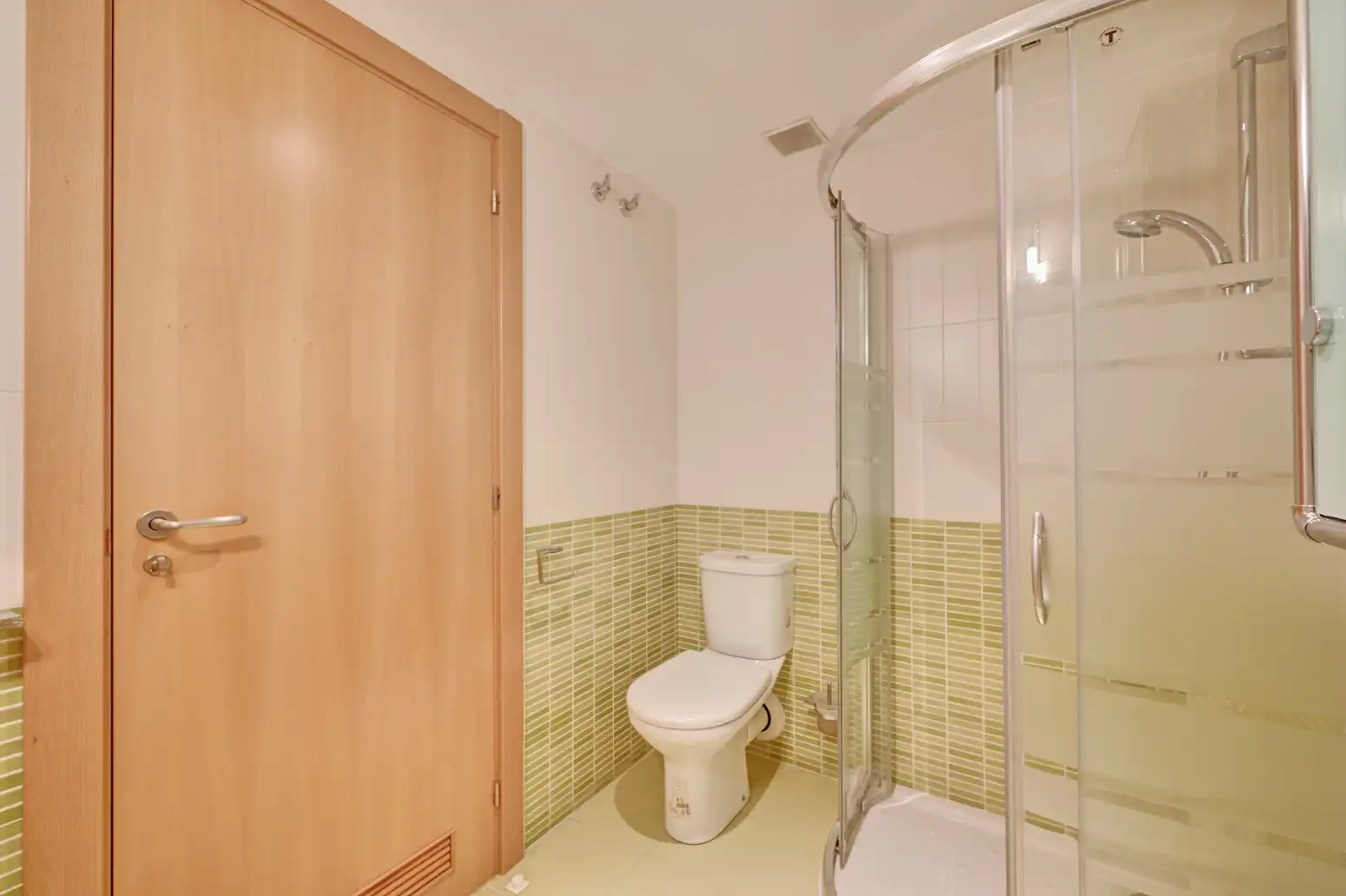 Bathroom of Flat for sale in  Pamplona / Iruña  with Heating, Private garden and Parquet flooring