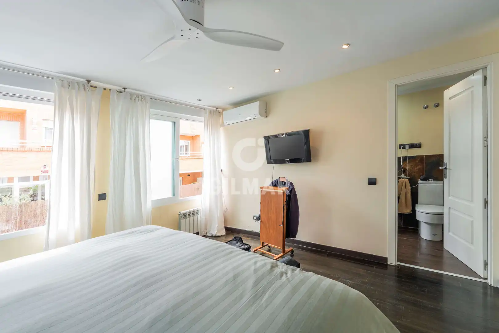 Habitación de Casa adosada en venta en Madrid con Calefacción, Jardín privado y Piscina