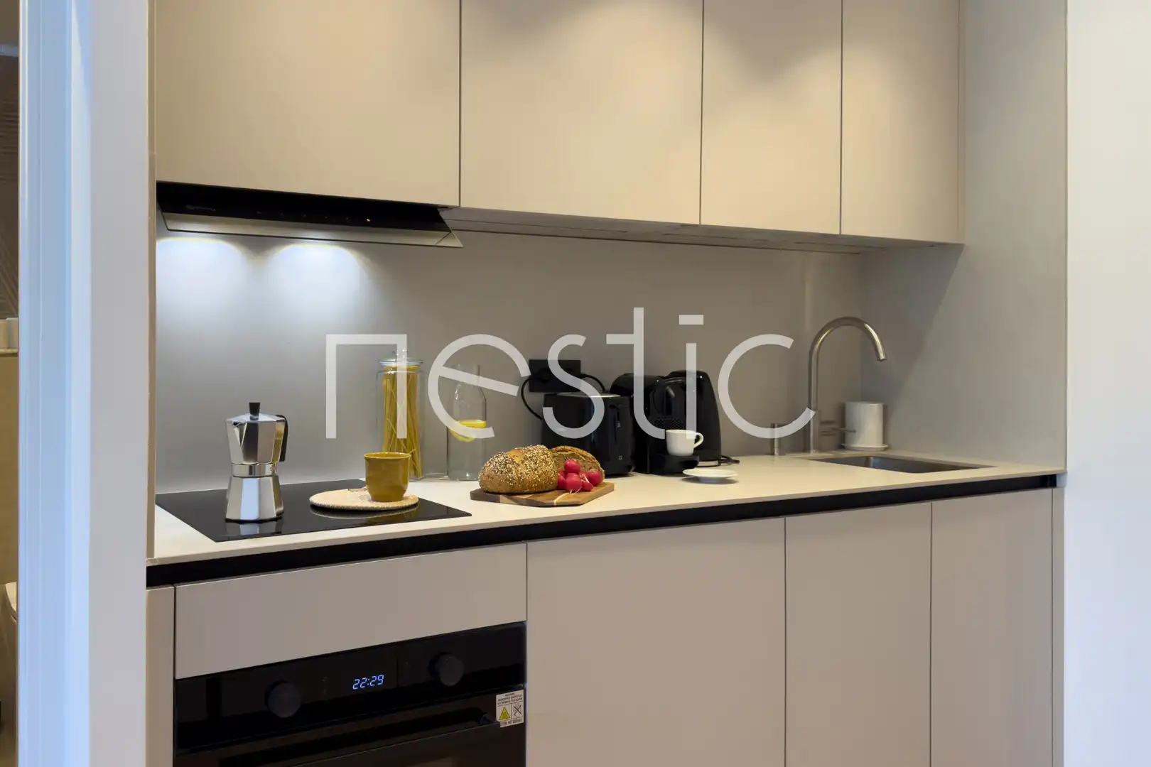 Cuina de Apartament de lloguer en Madrid amb Aire condicionat, Calefacció i Moblat