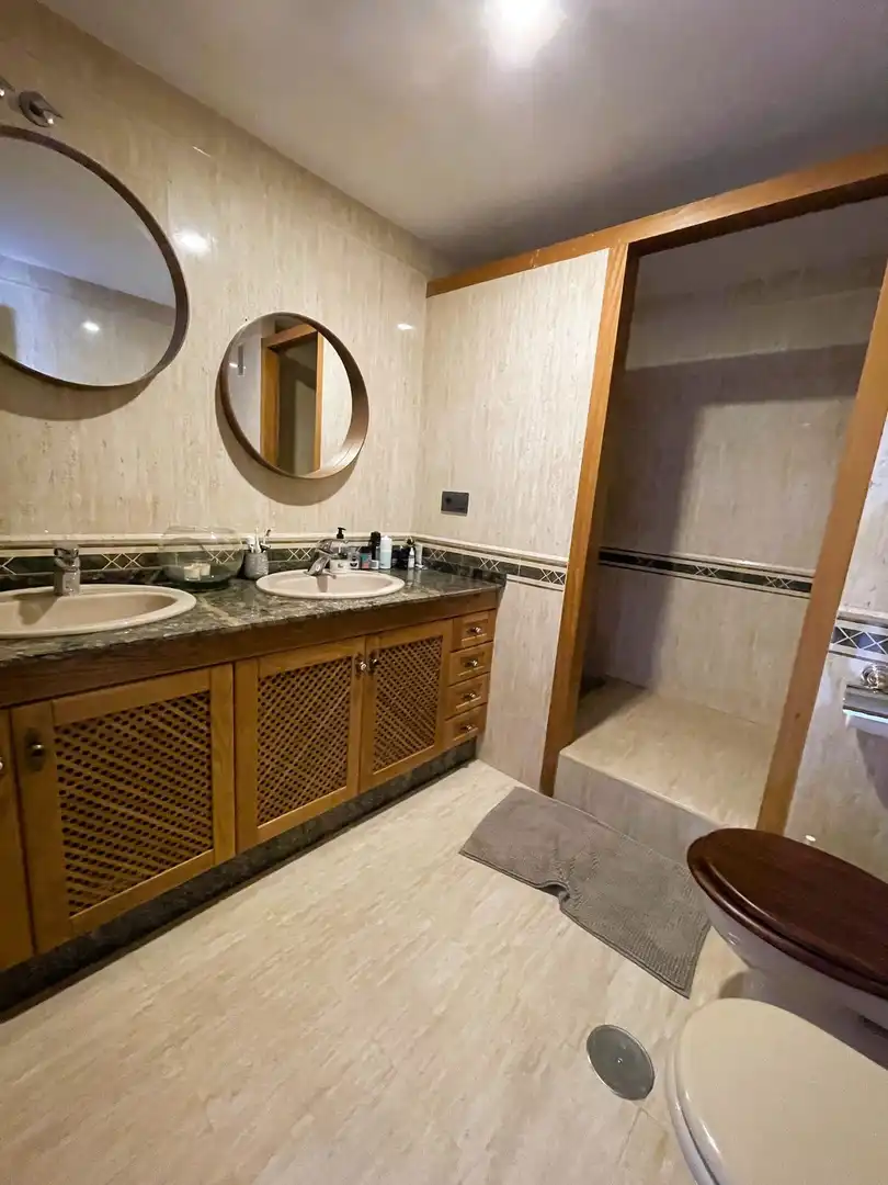 Badezimmer von Einfamilien-Reihenhaus zum Verkauf in Mijas mit Klimaanlage, Heizung und Privatgarten