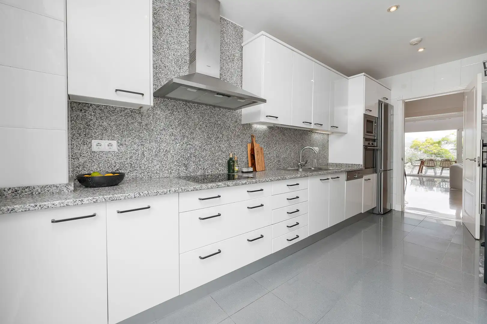 Cocina de Planta baja en venta en Marbella con Aire acondicionado, Calefacción y Jardín privado